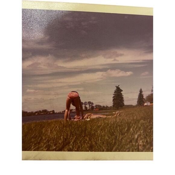 1975 Vintage Polaroid Photograph Picture Snapshot Photo Sunbathing Tanning - Picture 3 of 7